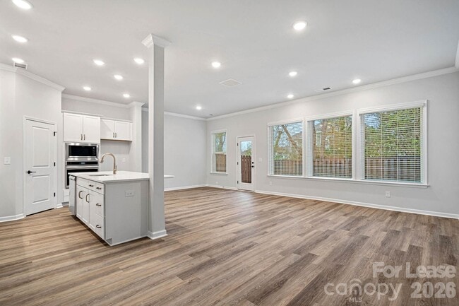Foto del edificio - 8054 Houser St
