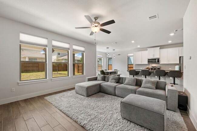 Foto del edificio - 8609 Cottage Rose Dr