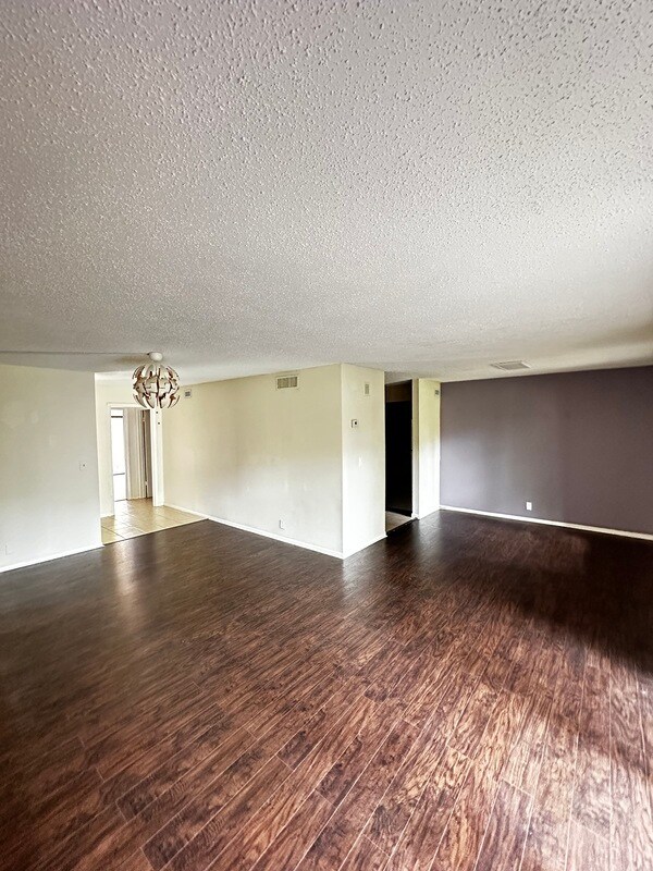 Foto del edificio - 252 Crown Oaks Way