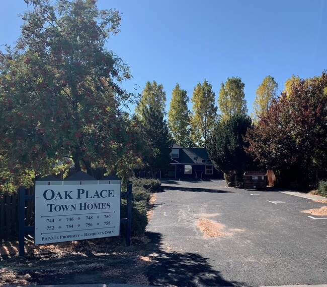 Foto del edificio - 748 NE Oak Place