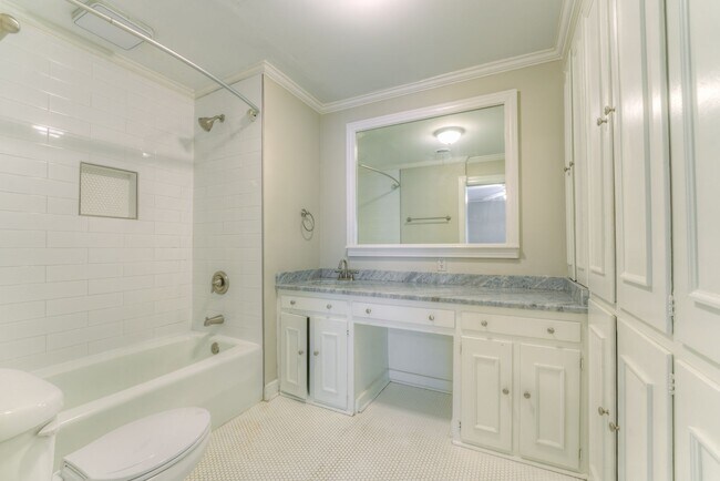 Foto del edificio - RENT REDUCED! Beautiful 3 bed/3 full baths...