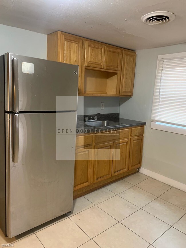 Building Photo - 4 br, 1 bath  - 611 Elm St