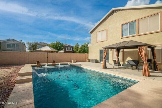 Foto del edificio - 5 bed - 3 bath in Litchfield with Pool!