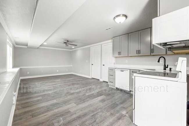 Building Photo - 4016 S Sunrise Dr