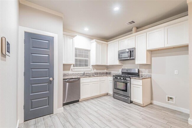 Foto del edificio - 8119 Autumn Ln
