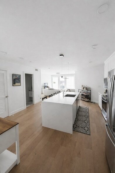 Foto del edificio - 654 E Broadway