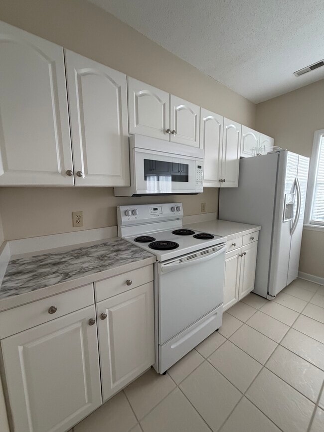 Building Photo - 200 Willow Green Dr