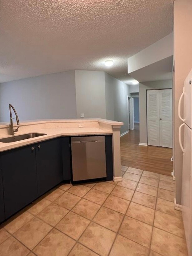 Foto del edificio - 320 Crestwood Cir