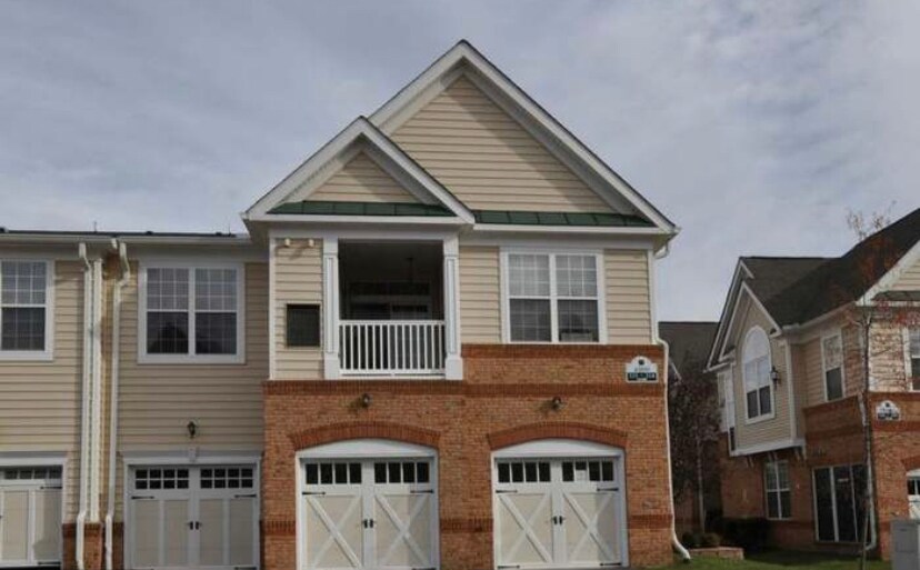 Located in prime location with shopping place and Whole Foods at walking distance - 43890 Hickory Corner Ter