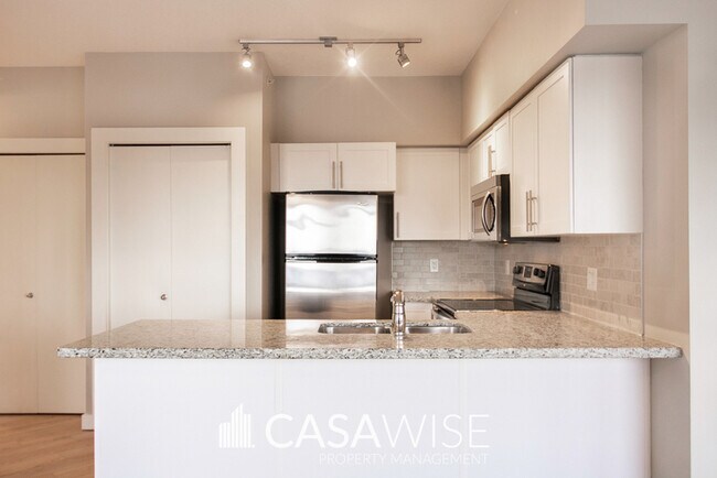 Photo du bâtiment - 10136-2104 104 St NW