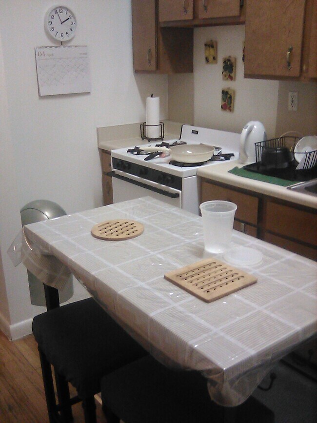 Comer en la cocina - 322 E 120th St