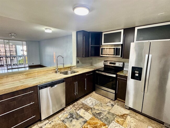 Foto del edificio - 900 NE 12th Ave