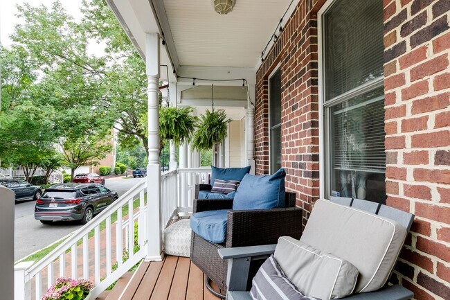Foto del edificio - Gorgeous 3 Bedroom Townhome in Oregon Hill...