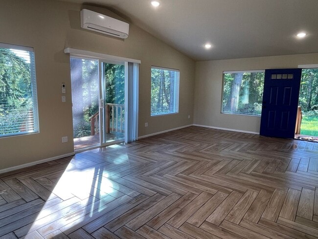 Foto del edificio - Newer Double Bluff Home In The Woods!