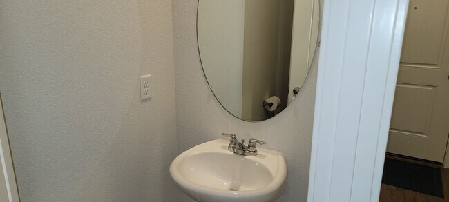 Foto del edificio - SHOWS LIKE NEW!