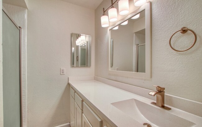 Building Photo - 301 W Ray Rd