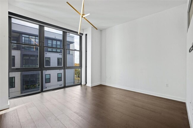 Foto del edificio - 800 Embassy Dr