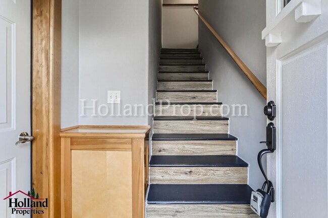 Foto del edificio - Lovely 2-Bedroom Duplex Unit in Hillsboro ...