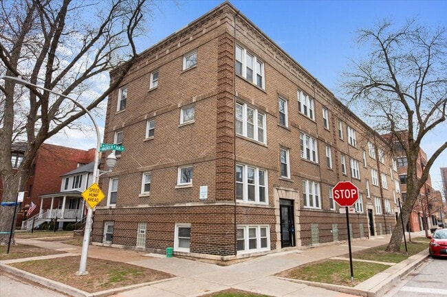 Building Photo - 1218 W Victoria St