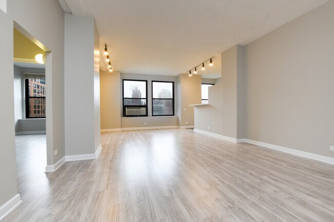 Building Photo - 600 S Dearborn St