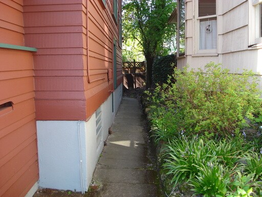 Building Photo - 2417 SE Hawthorne Blvd