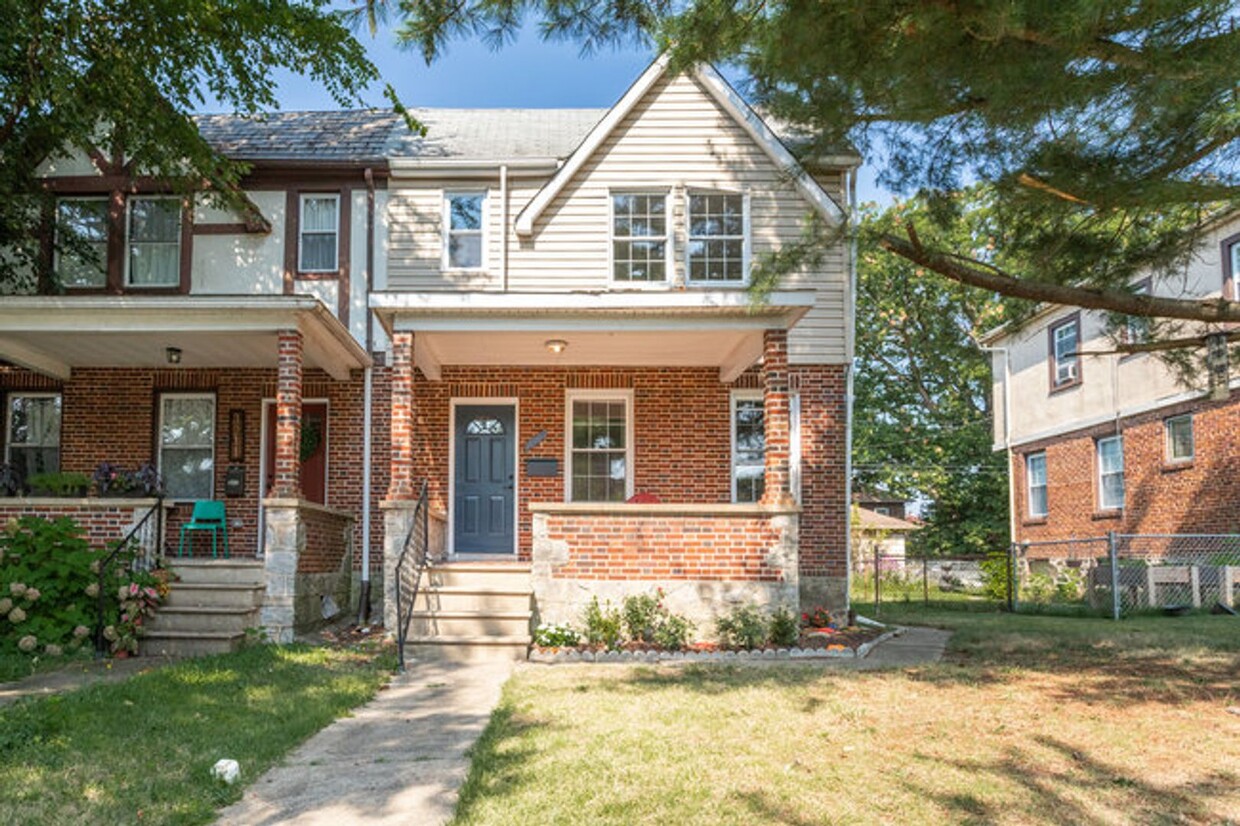 Primary Photo - Gorgeous 3-bedroom Moravia townhome - Back...