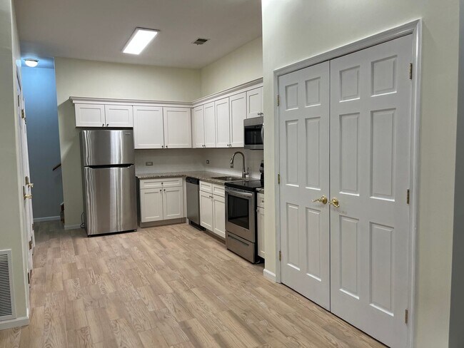 Foto del edificio - Spacious 3 Bed, 2 Bath Condo - 1800 Sq Ft ...