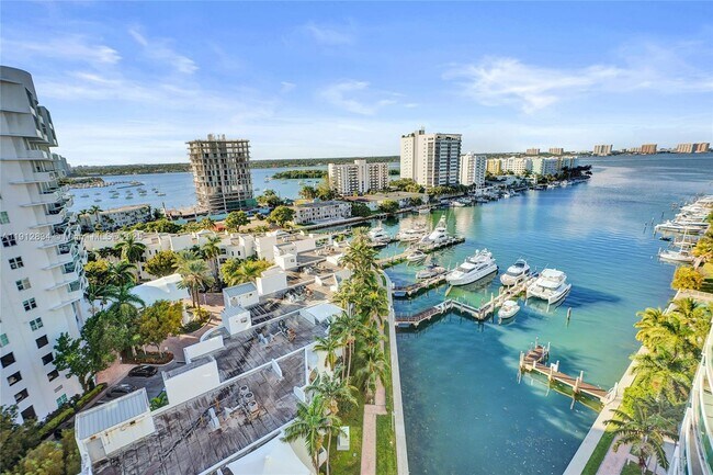 Foto del edificio - 7910 Harbor Island Dr