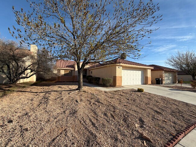 Foto del edificio - 3 bedroom single story home with no HOA