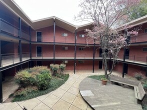 Building Photo - 250 Little St