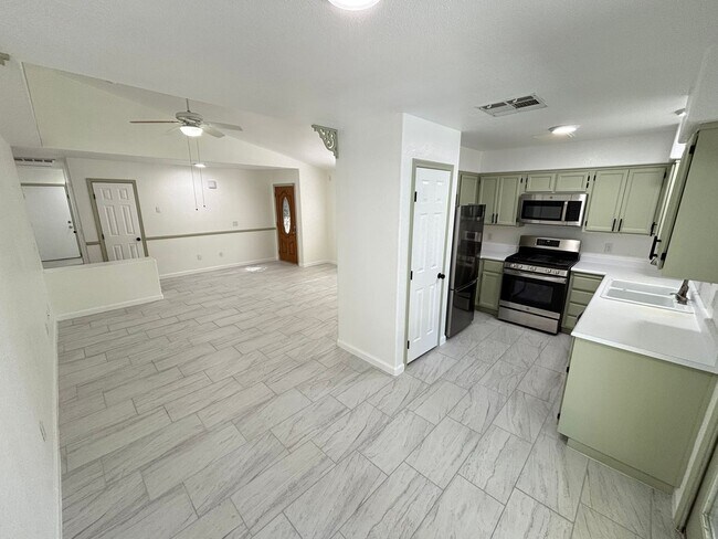 Foto del edificio - This inviting single-story home boasts a s...