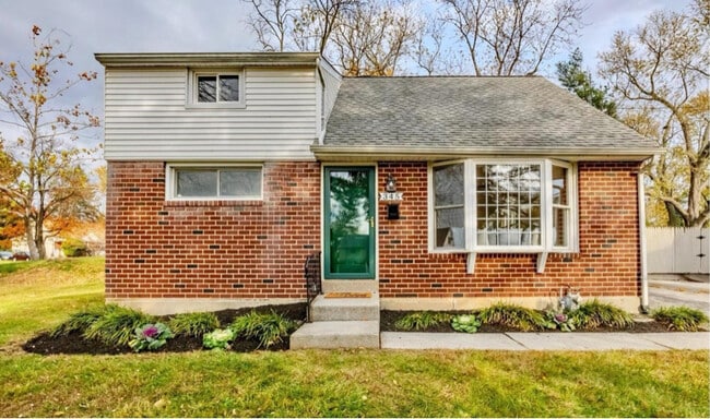 Building Photo - 345 W Signal Hill Rd