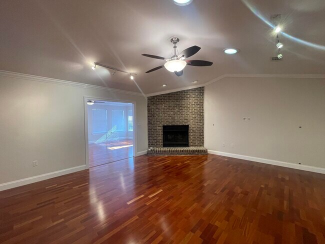 Foto del edificio - 1624 Oakmont Cir