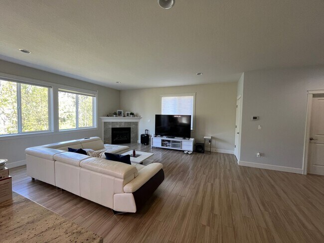 Foto del edificio - Beautiful 4 bedroom, 3 bathroom home in Be...