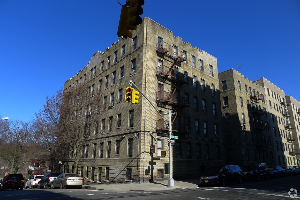 Building Photo - 4053-55 Carpenter Ave