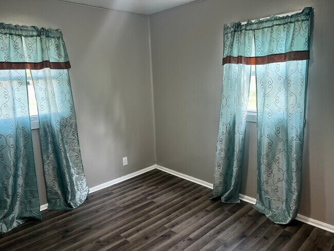 Foto del edificio - 1714 Forest View Dr