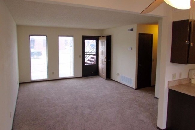 Living room 3 - 3951 Ellis S