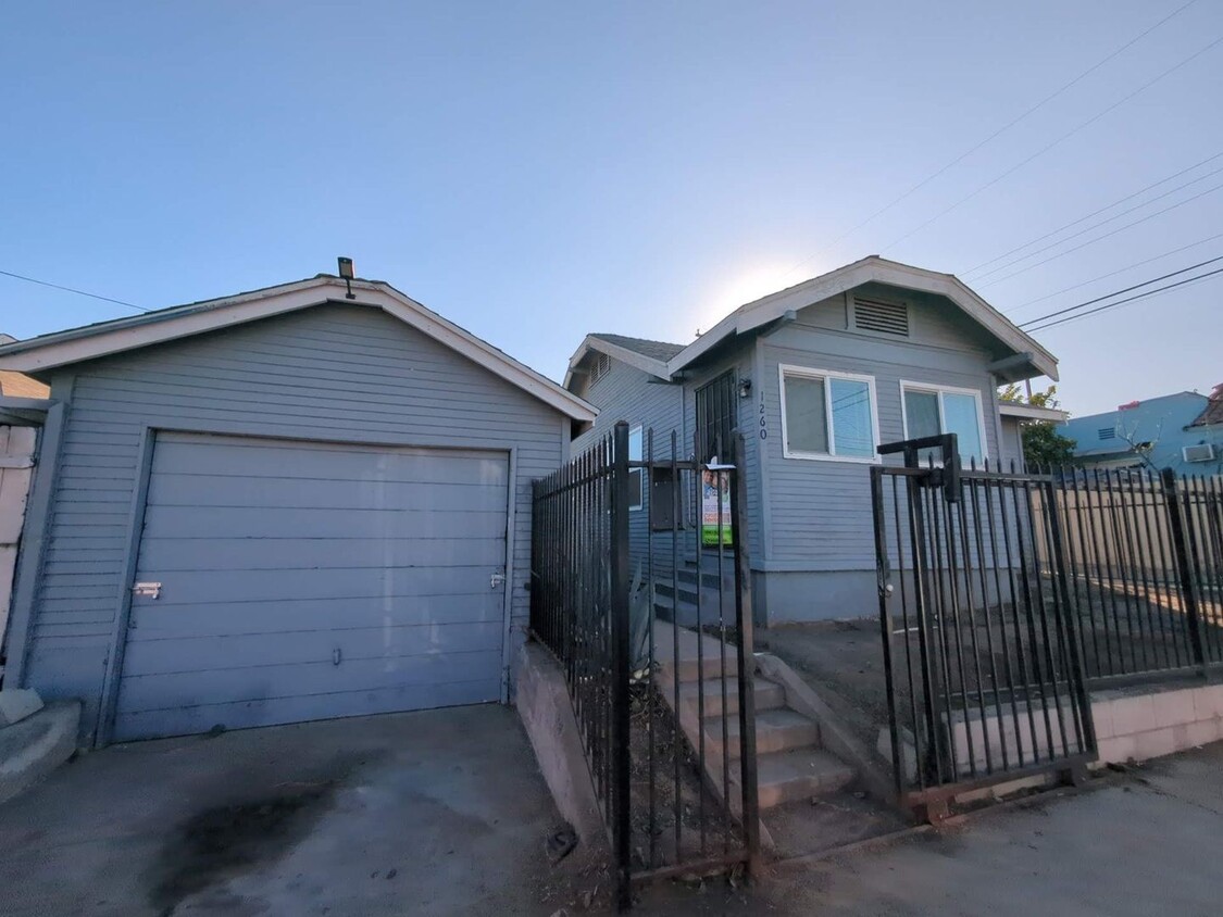 Foto principal - **Beautiful 2 Bed 1 bath Single Family Hom...