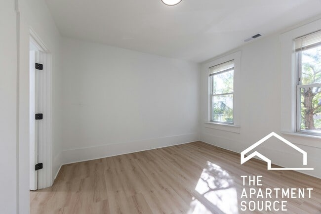 Photo - 2301 N Leavitt St Apartment