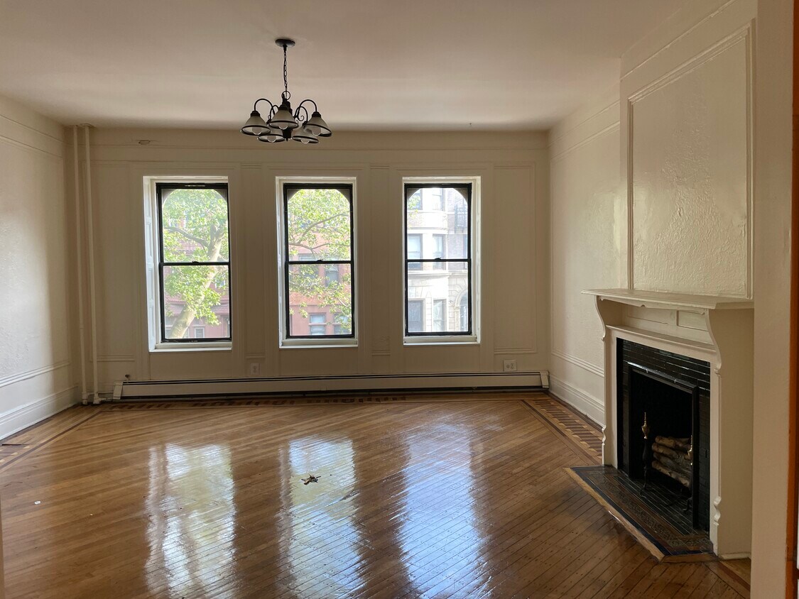 Spacious Living Room - 1165 Dean St