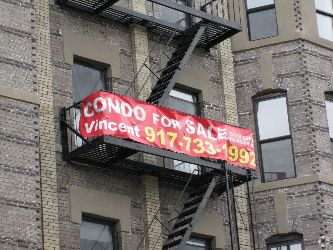 Building Photo - 320-322 57th St