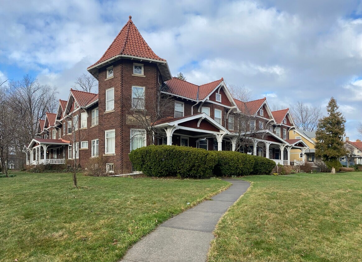 PearlErma Townhouses - 15522 Clifton Blvd