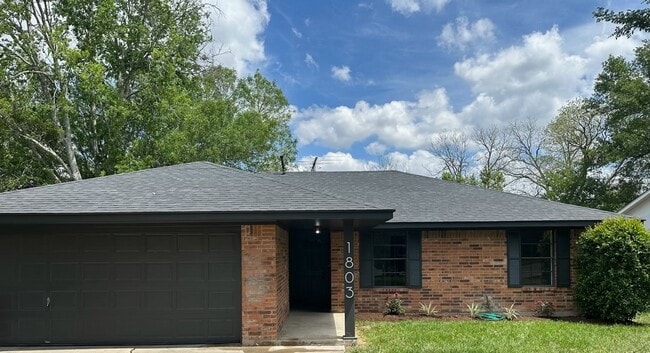 Building Photo - 1803 S Park St