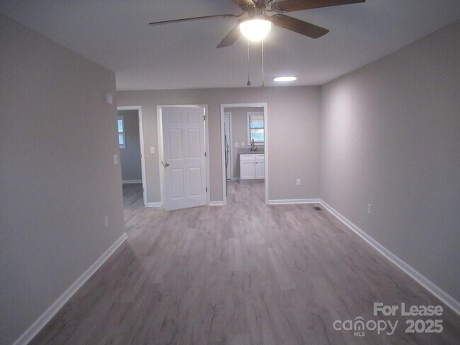 Foto del edificio - 1761 River Rd