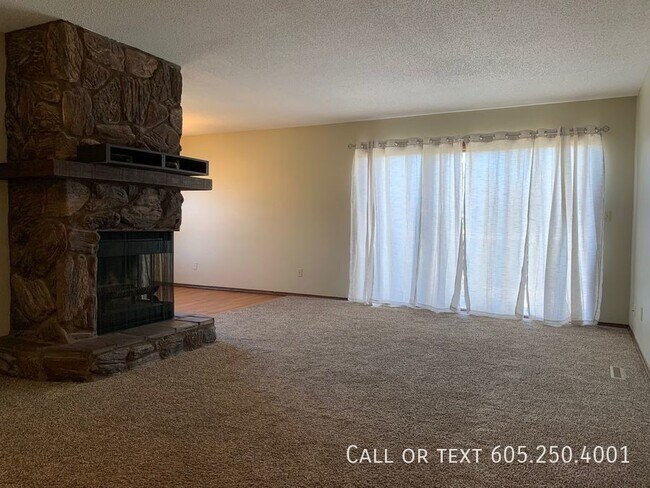Building Photo - Fantastic 3 Bedroom Duplex Near Tomar Park!