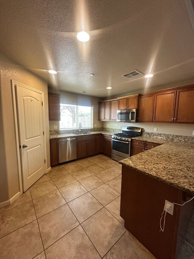 Building Photo - 4 bedroom 2 bath home in quiet Hanford neighborhood
