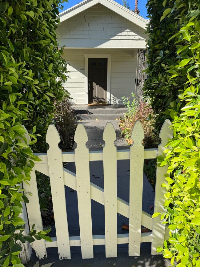 Foto del edificio - 849 N West Knoll Dr