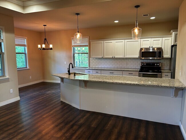 Foto del edificio - Private Treehouse Views - 3 Bed 2 Bath Home on Cul de sac!