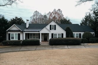 Building Photo - 119 Country Club Dr