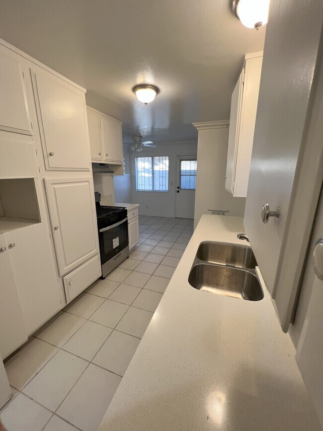 Quartz Counter top - 7323 Shoup Ave